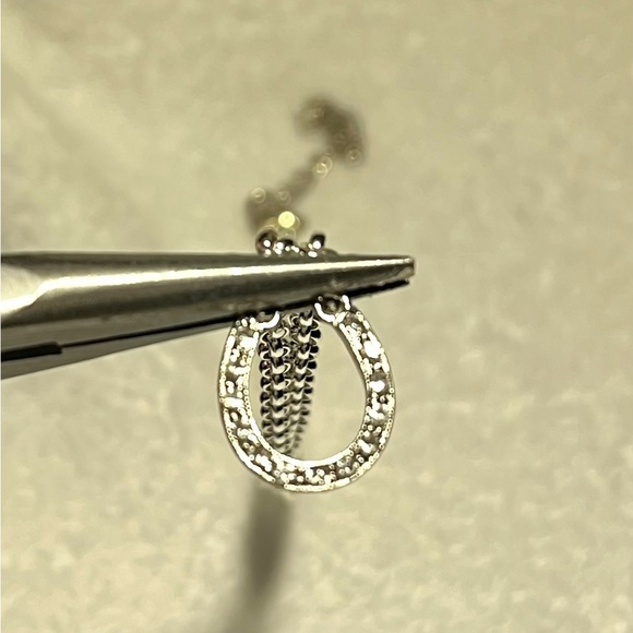 Elegant Silver Horseshoe necklace - Picture 5 of 5
